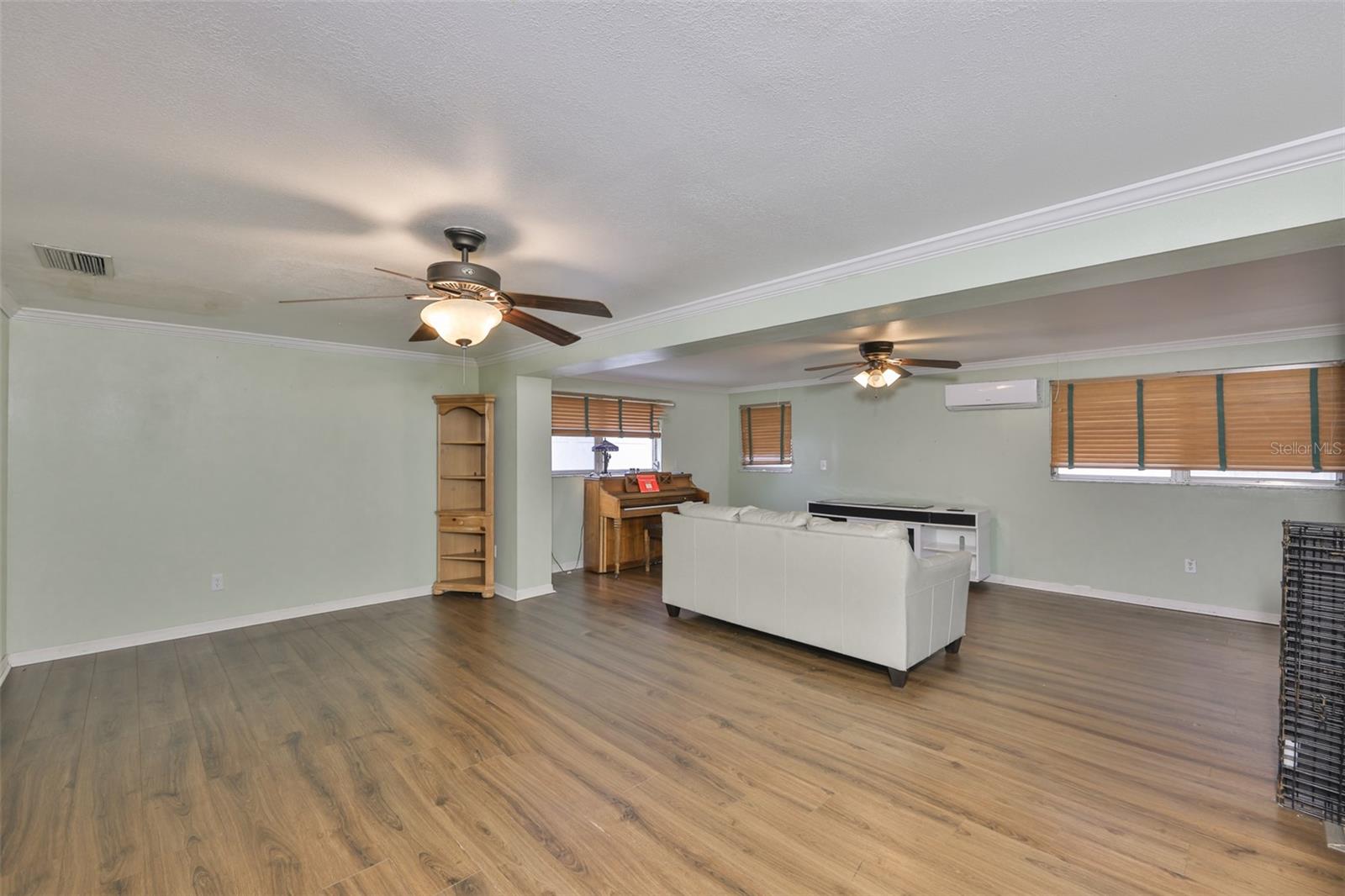 Listing photo id 8 for 3806 Pinedale Street