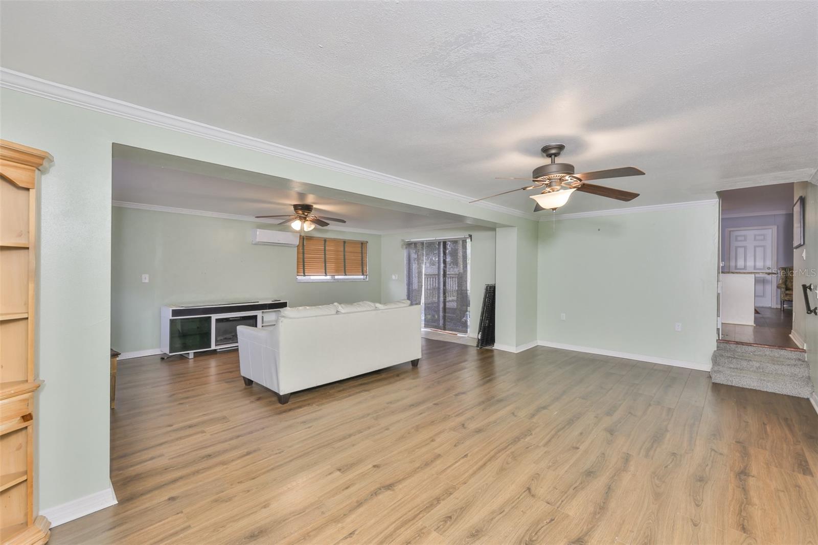 Listing photo id 9 for 3806 Pinedale Street