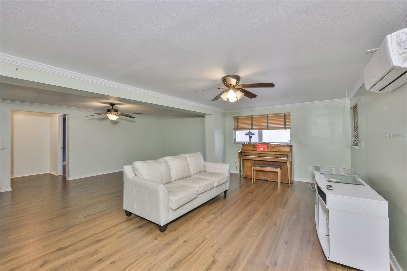 Listing photo id 11 for 3806 Pinedale Street