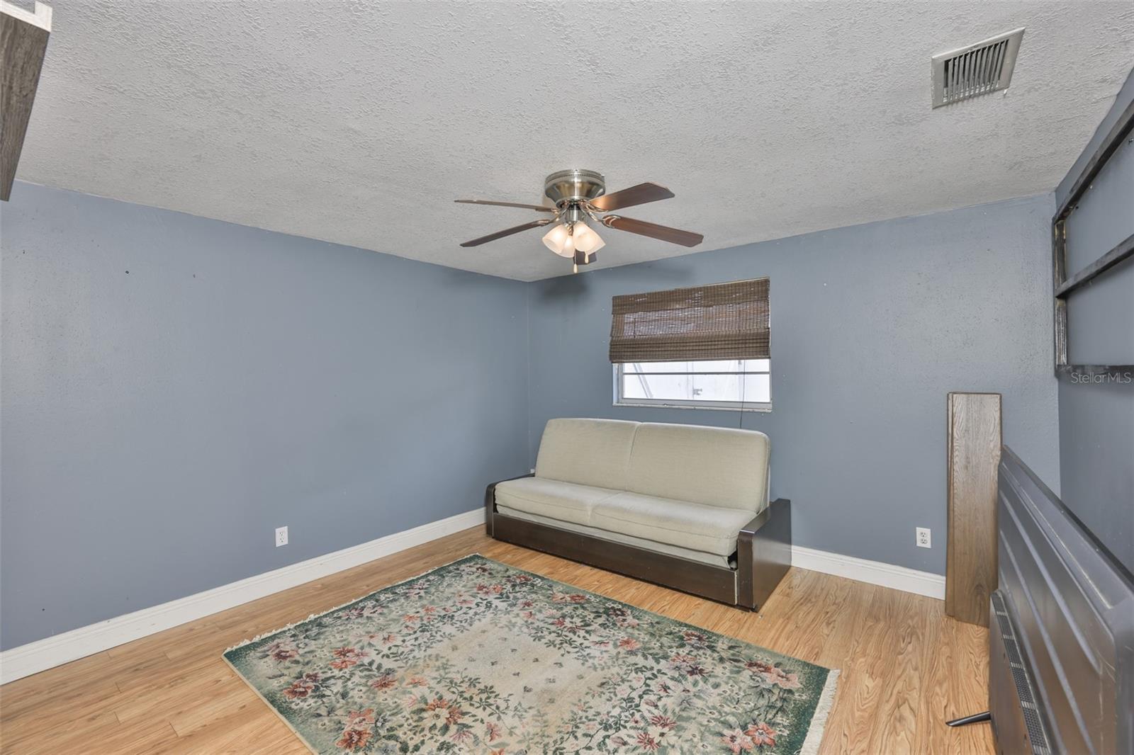 Listing photo id 12 for 3806 Pinedale Street