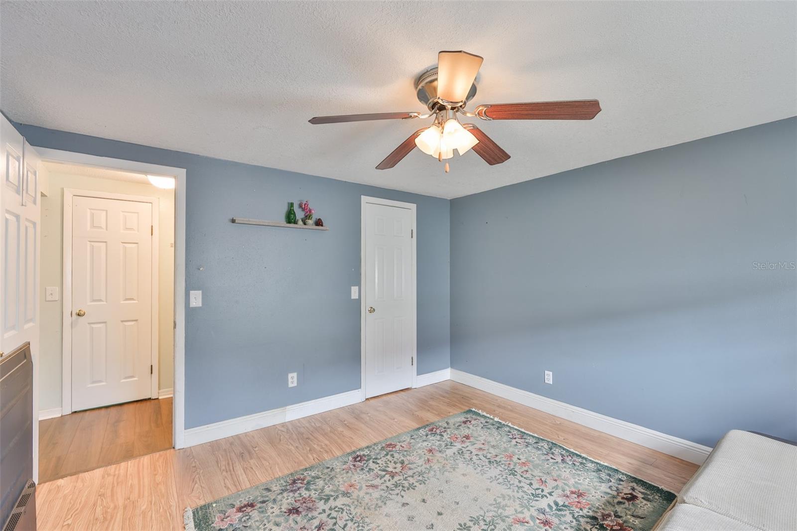 Listing photo id 13 for 3806 Pinedale Street