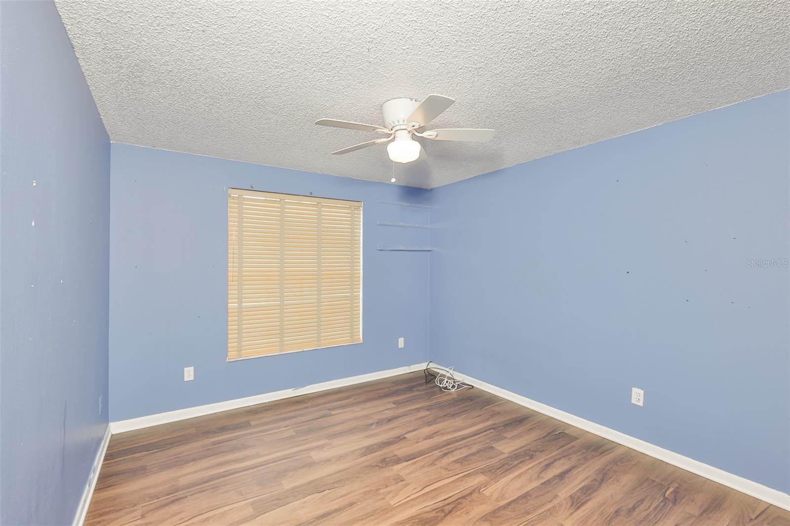 Listing photo id 14 for 3806 Pinedale Street