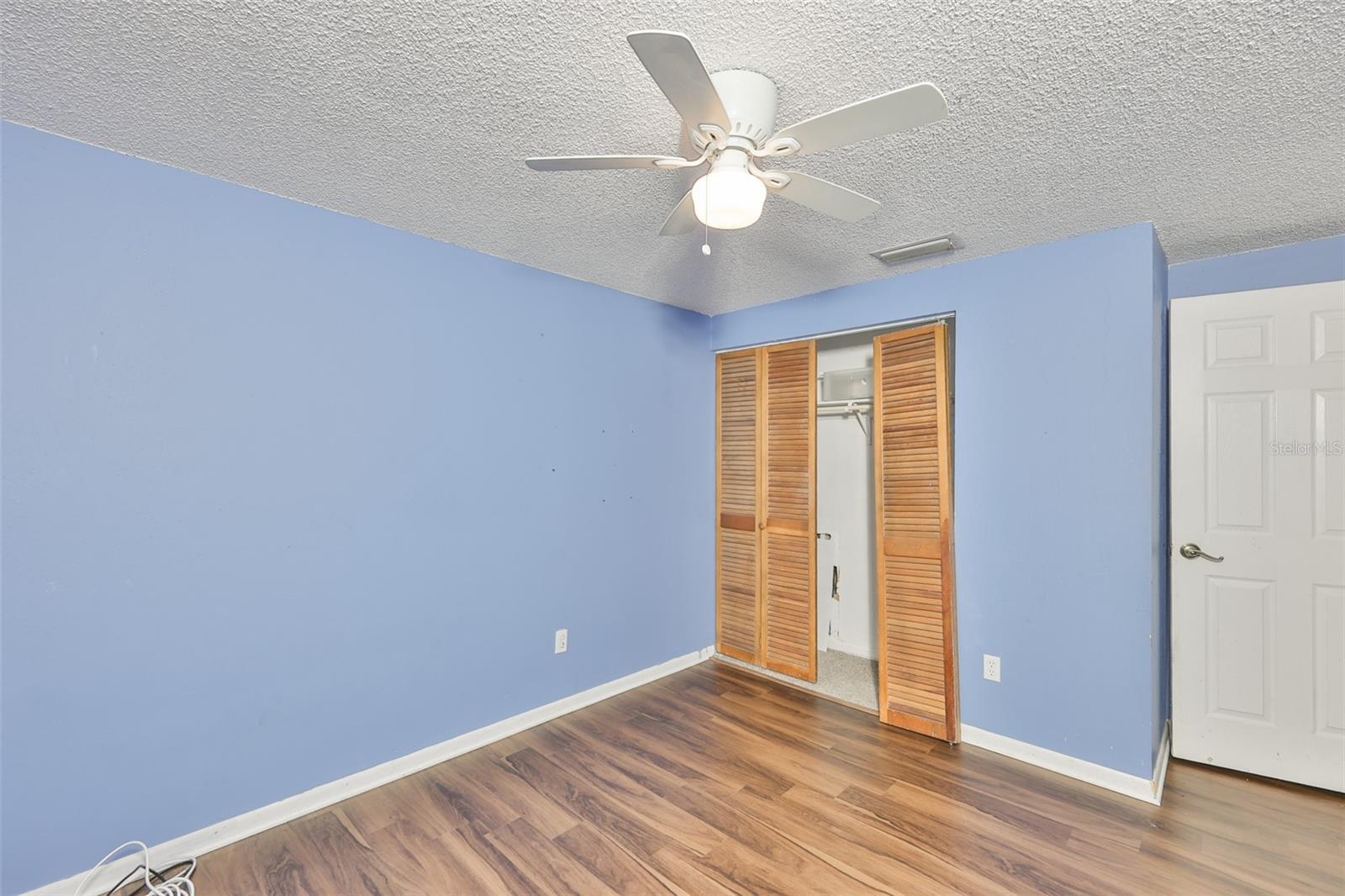 Listing photo id 15 for 3806 Pinedale Street