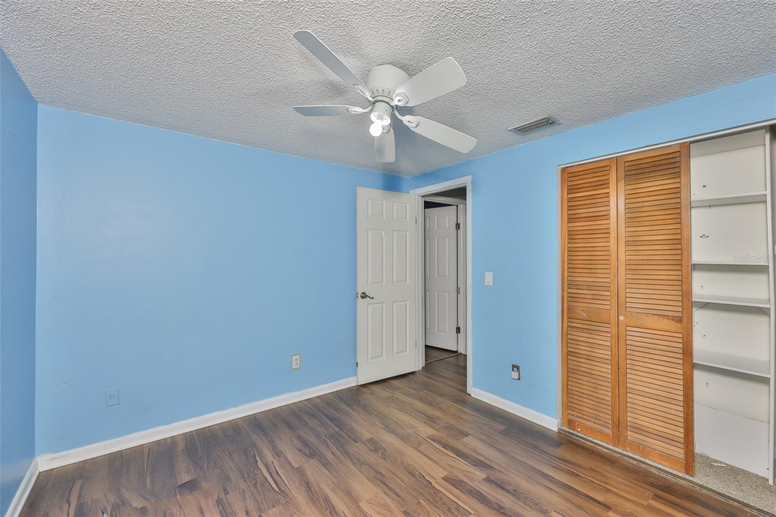 Listing photo id 17 for 3806 Pinedale Street