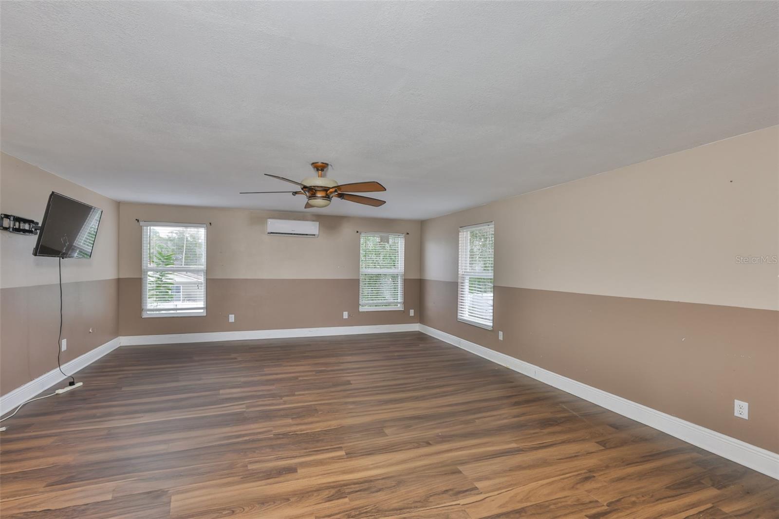 Listing photo id 19 for 3806 Pinedale Street