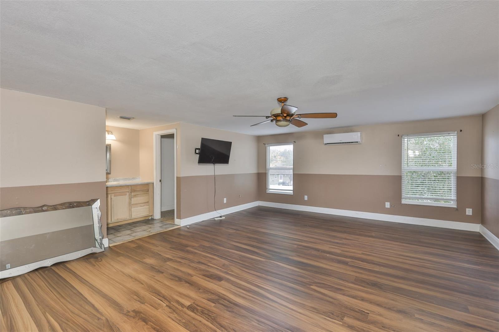 Listing photo id 20 for 3806 Pinedale Street