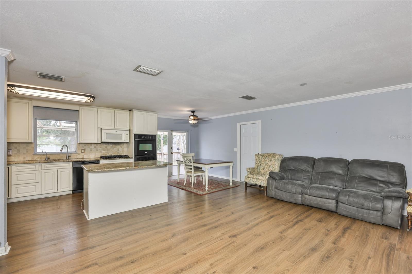 Listing photo id 1 for 3806 Pinedale Street