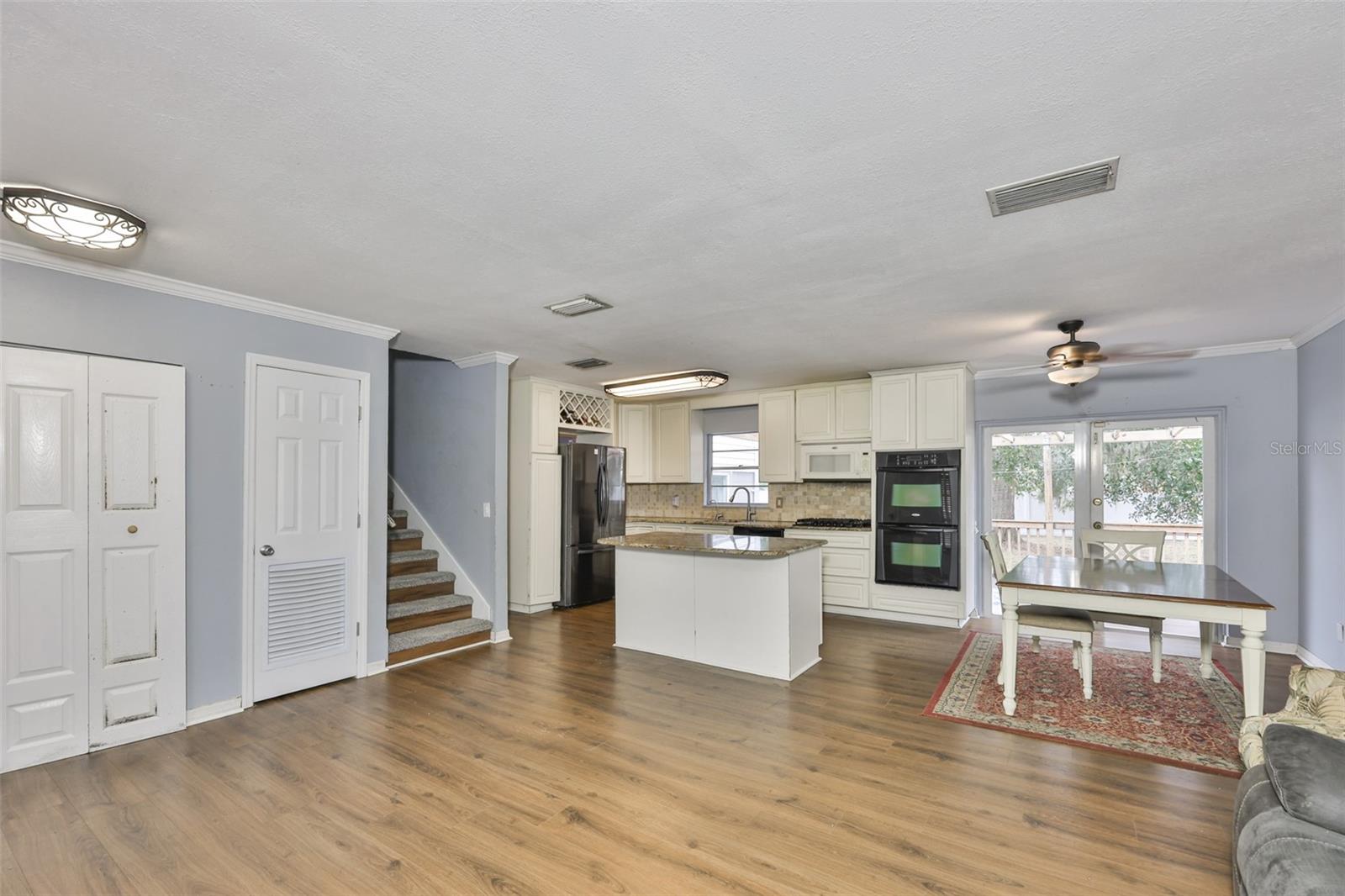 Listing photo id 2 for 3806 Pinedale Street