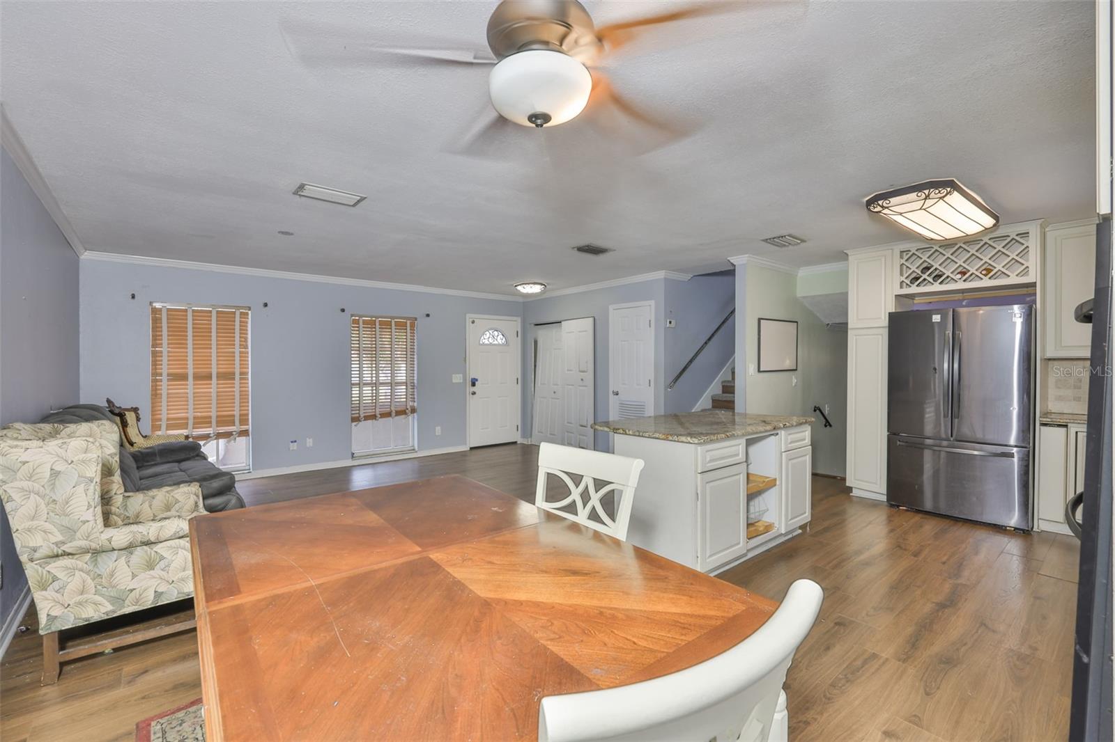 Listing photo id 4 for 3806 Pinedale Street