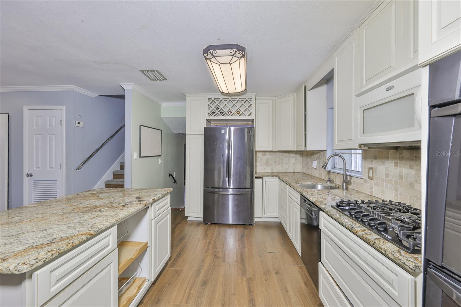 Listing photo id 5 for 3806 Pinedale Street