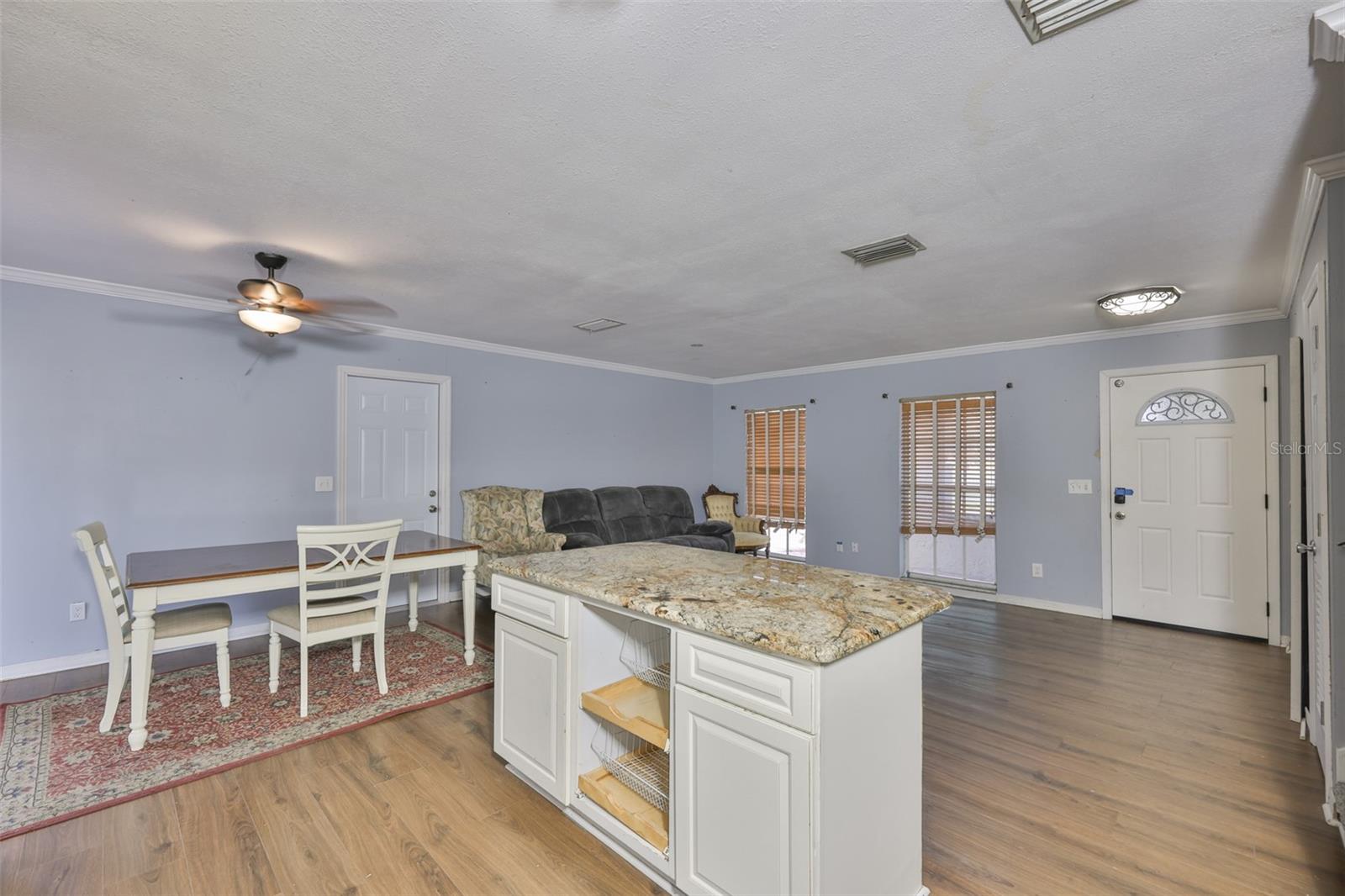 Listing photo id 6 for 3806 Pinedale Street