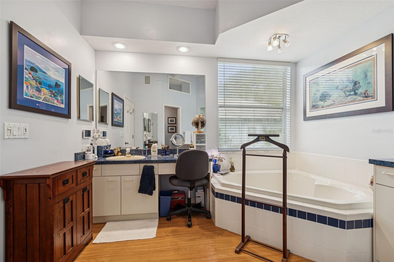 Image 13 of 64 For 928 Oakview Road