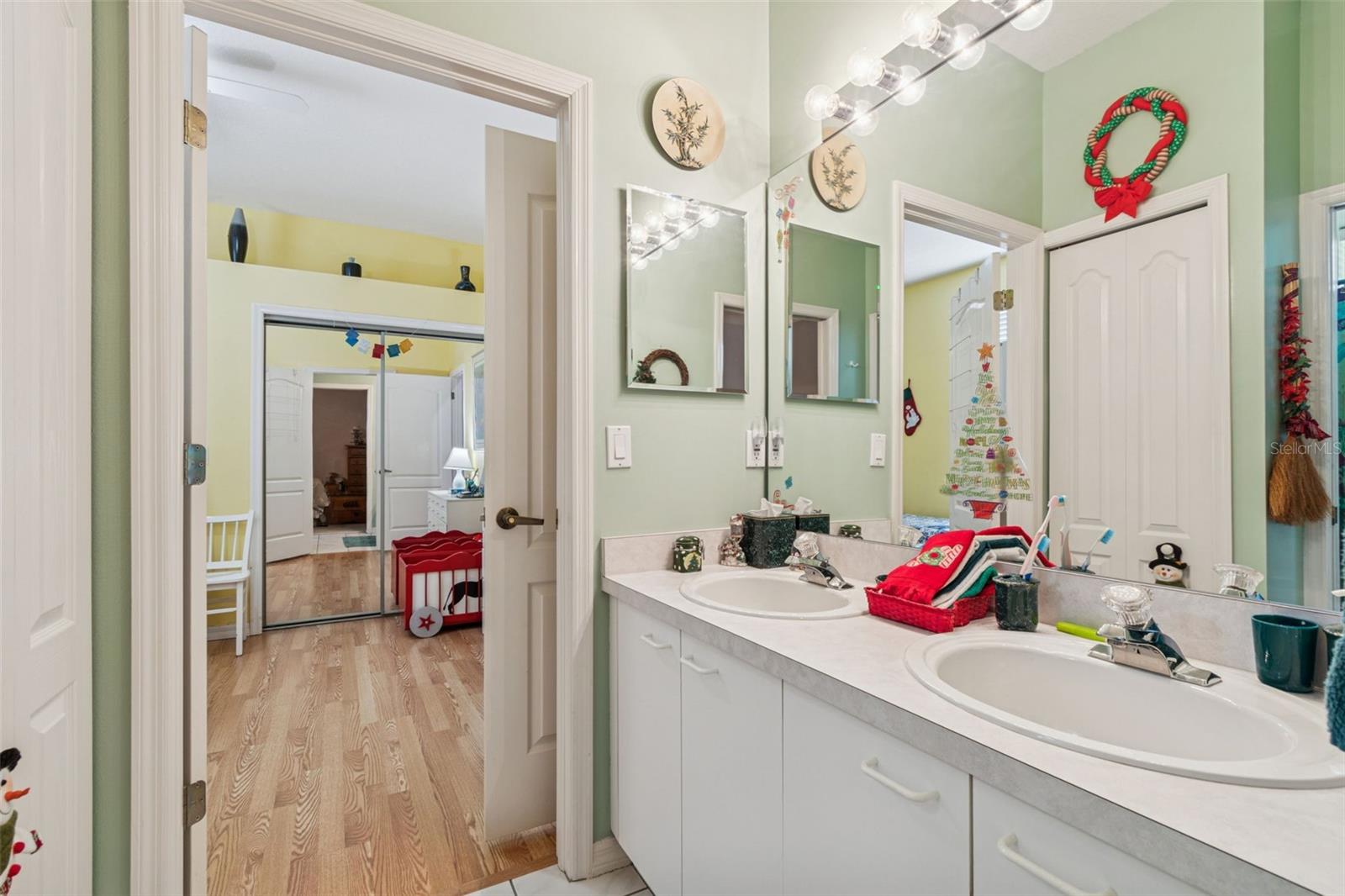 Image 17 of 64 For 928 Oakview Road