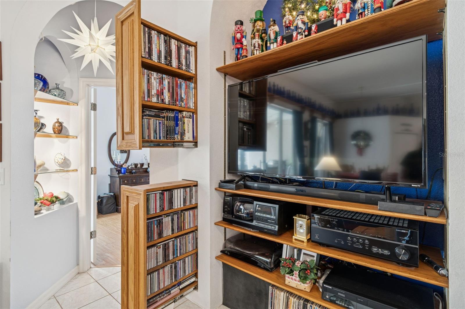 Image 38 of 64 For 928 Oakview Road