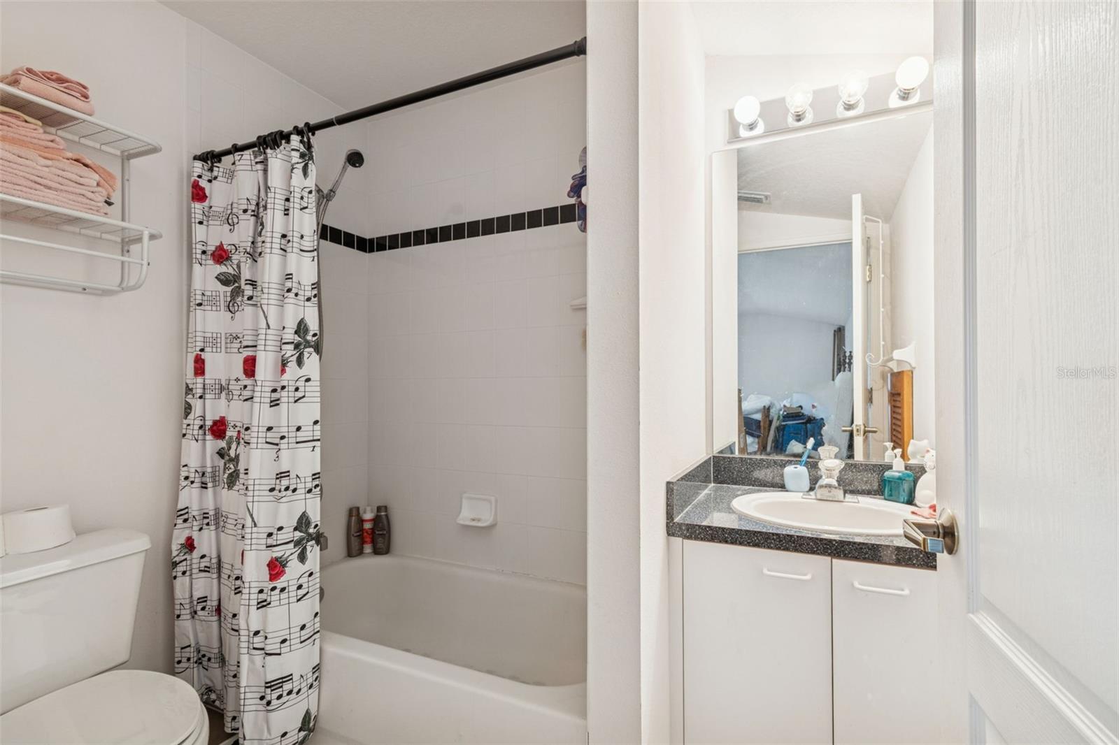 Image 43 of 64 For 928 Oakview Road