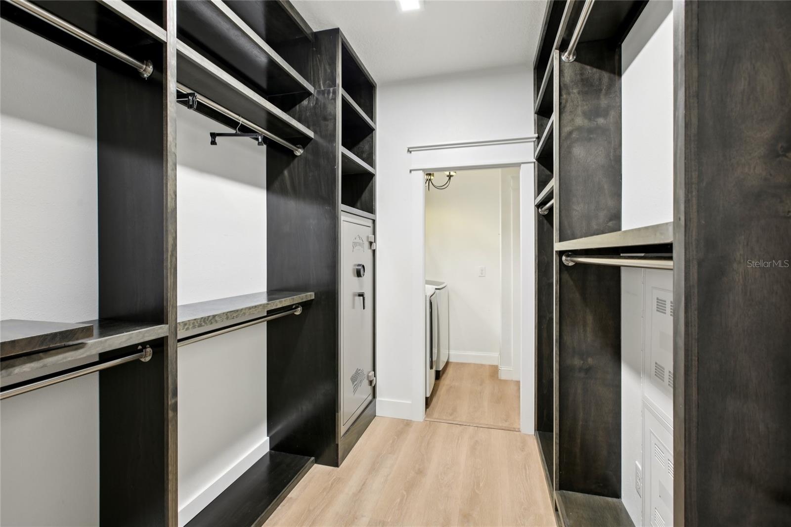 Image 23 of 67 For 1555 Ludington Avenue