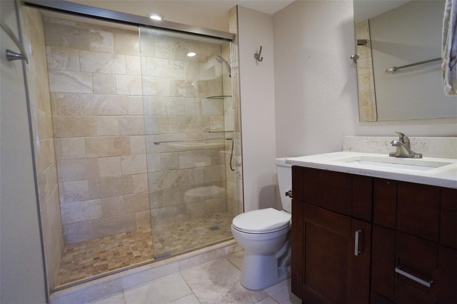 Image 11 of 32 For 400 Island Way 308