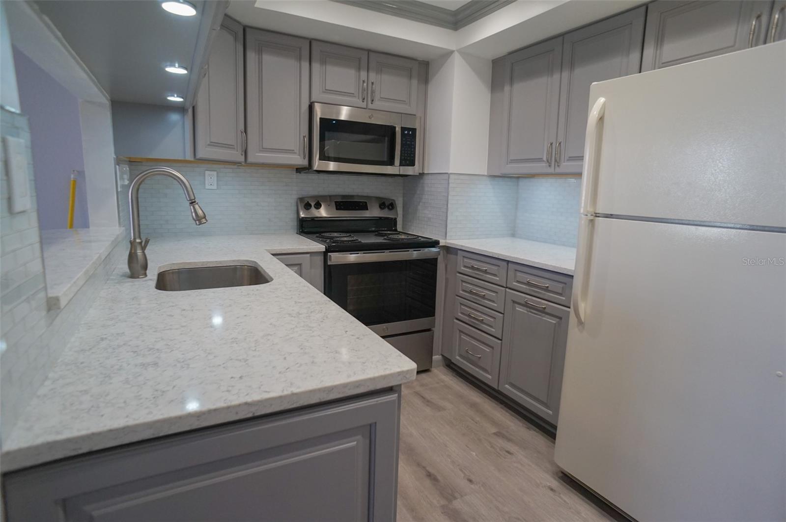 Image 4 of 32 For 400 Island Way 308