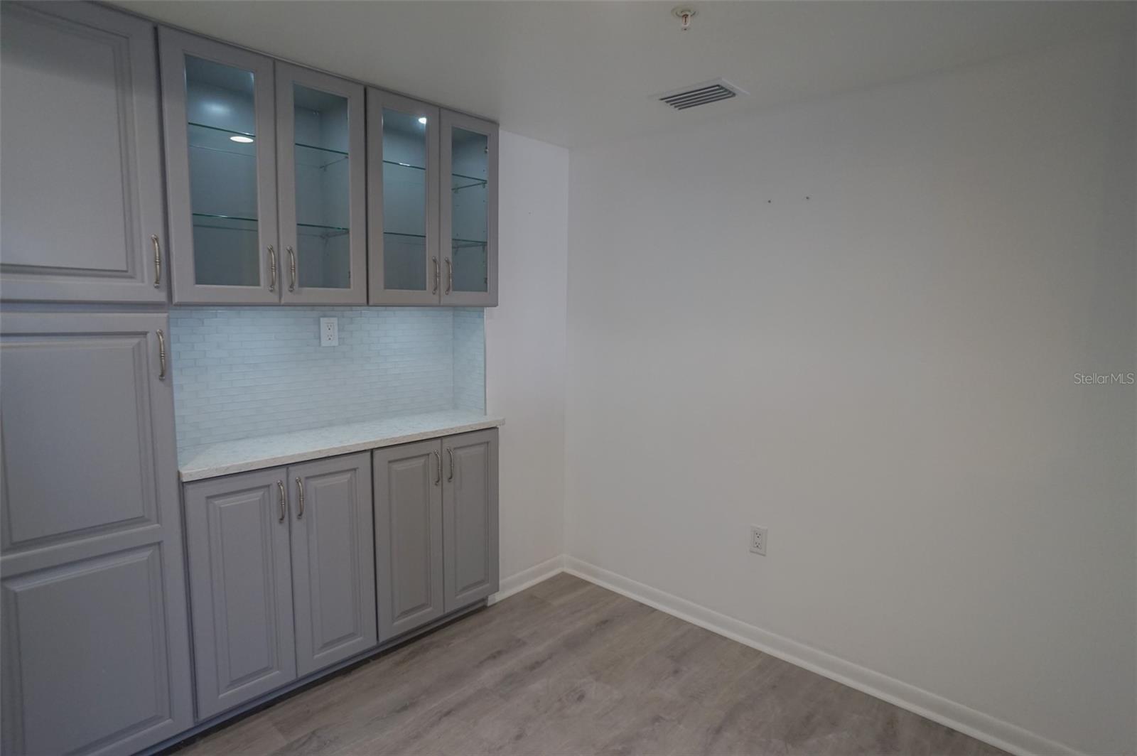 Image 6 of 32 For 400 Island Way 308