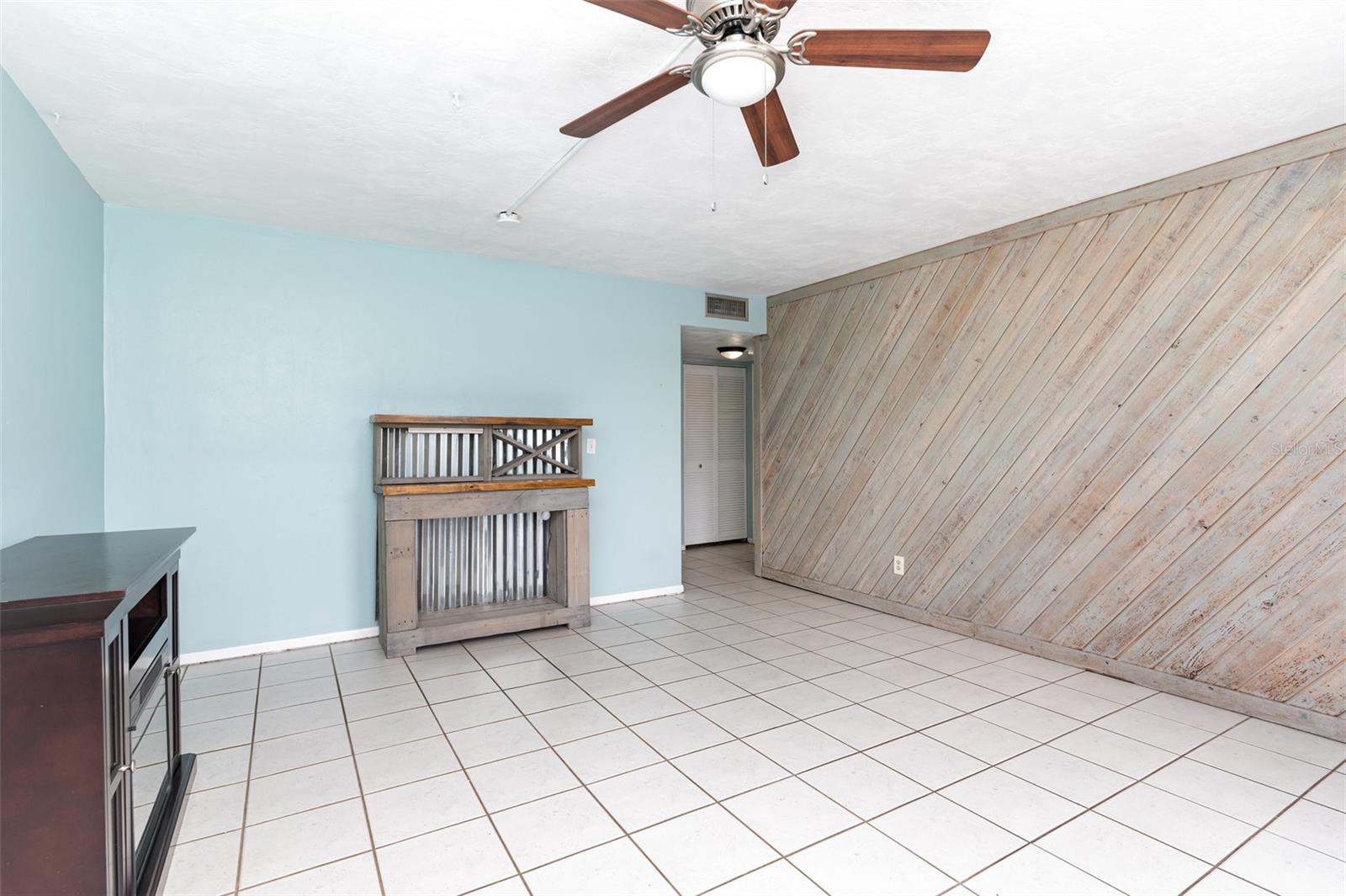 Image 10 of 12 For 221 Columbia Drive 342