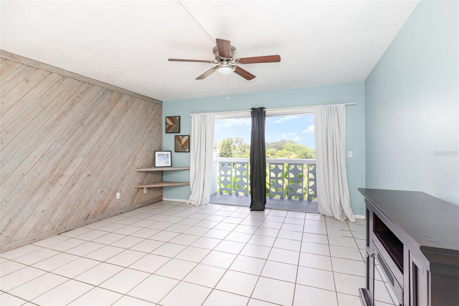 Image 3 of 12 For 221 Columbia Drive 342