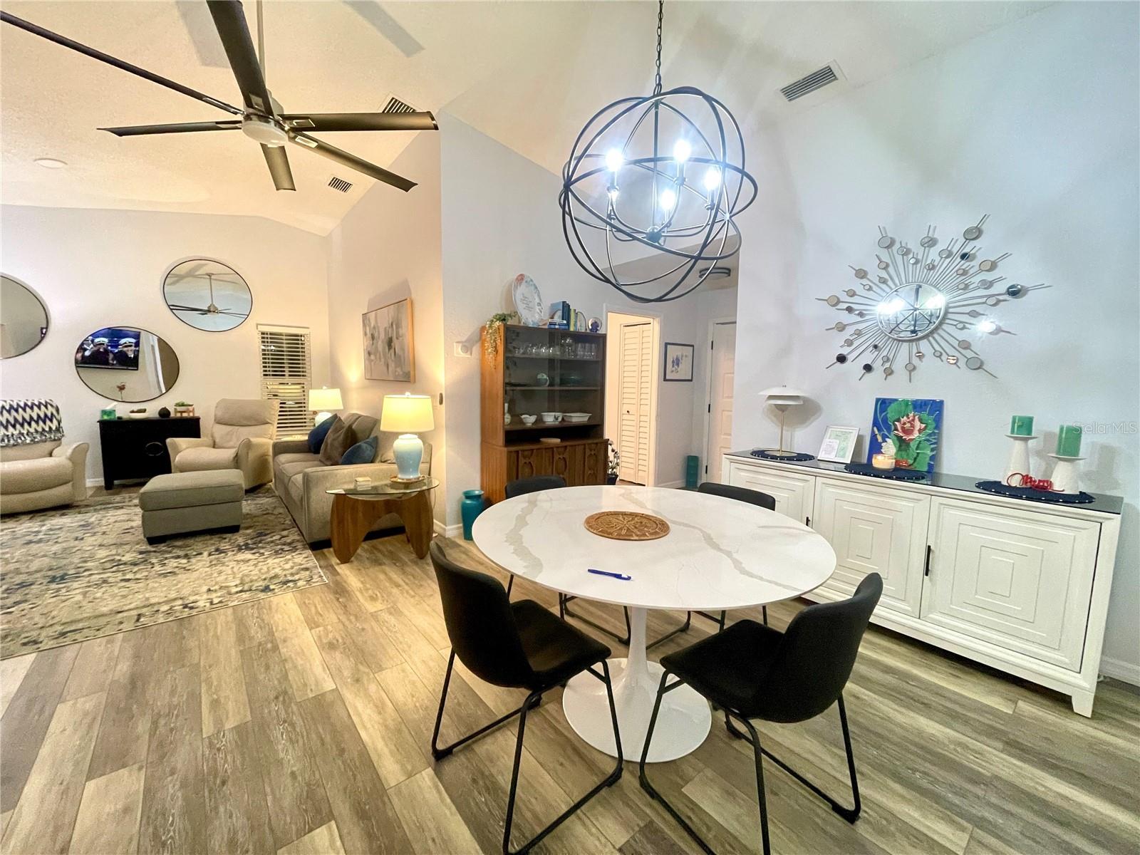 Image 4 of 45 For 209 Persimmon Street 209