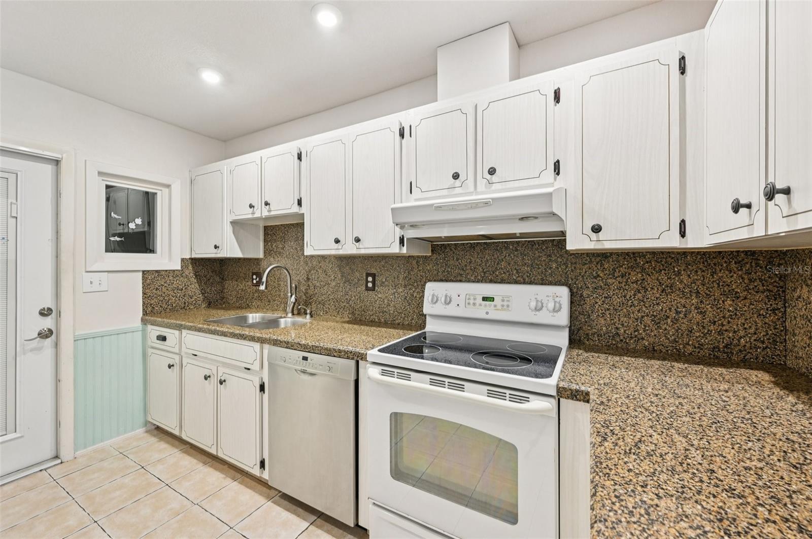 Image 11 of 54 For 332 Club Manor Drive