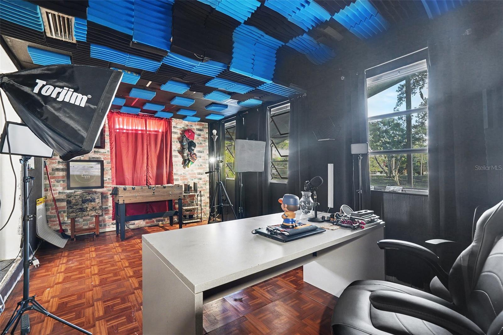 Image 19 of 29 For 6686 Treehaven Drive