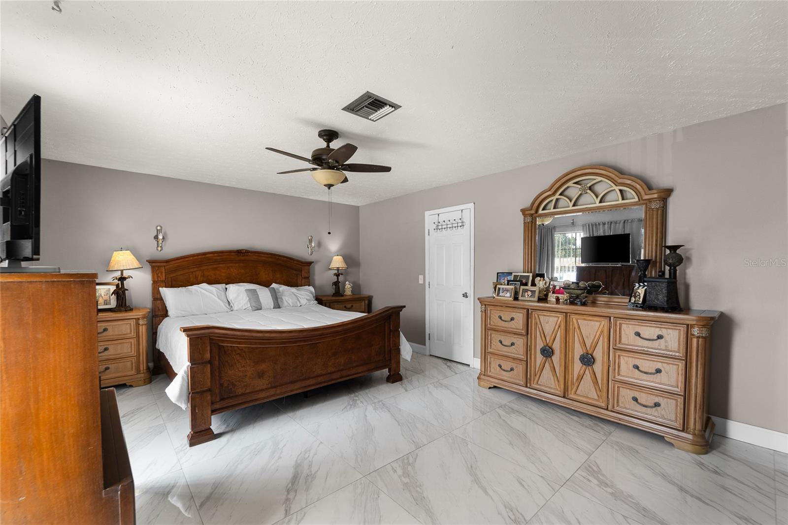 Listing photo id 11 for 1539 Highcrest Circle