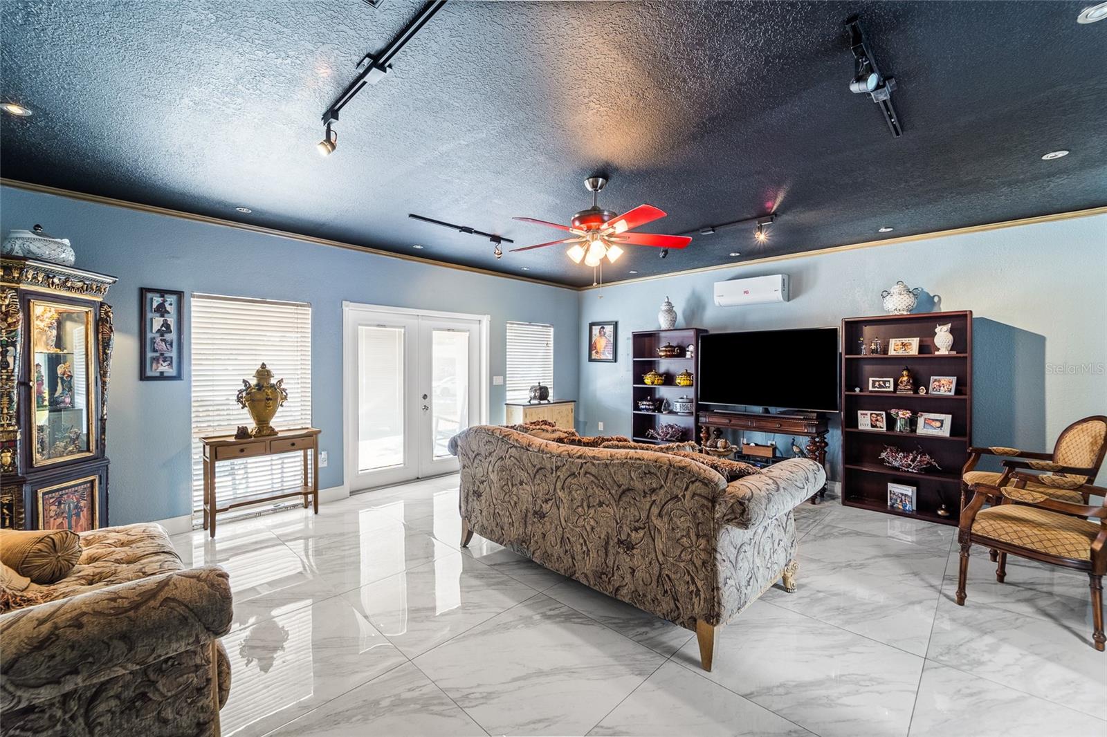 Listing photo id 14 for 1539 Highcrest Circle