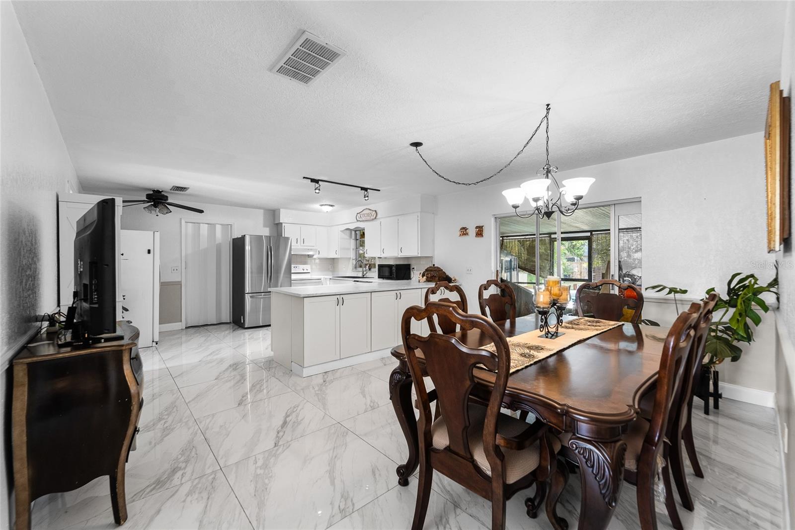 Listing photo id 1 for 1539 Highcrest Circle