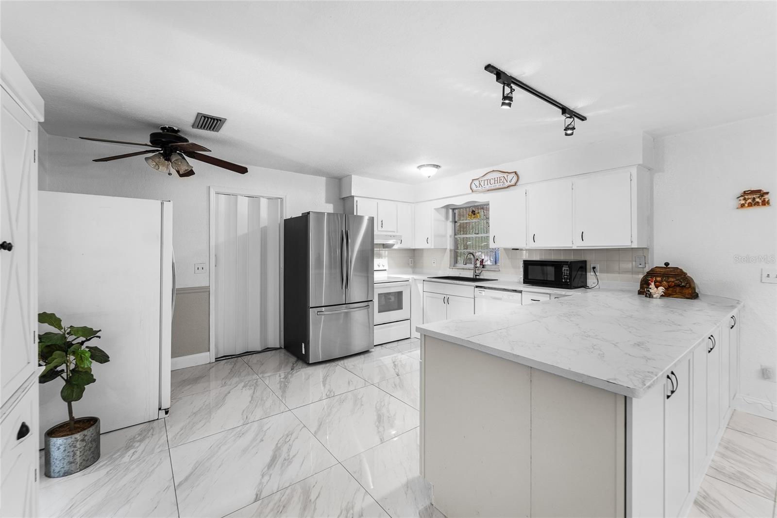 Listing photo id 2 for 1539 Highcrest Circle