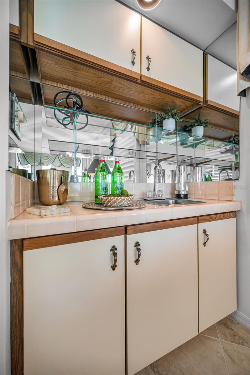 Image 15 of 59 For 2539 Gary Circle 704