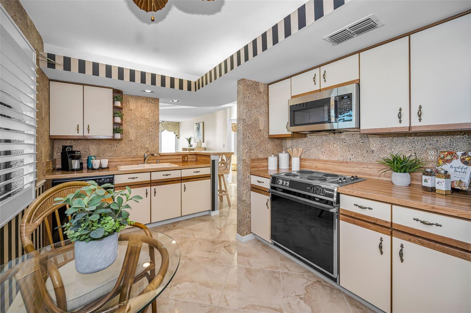 Image 16 of 59 For 2539 Gary Circle 704