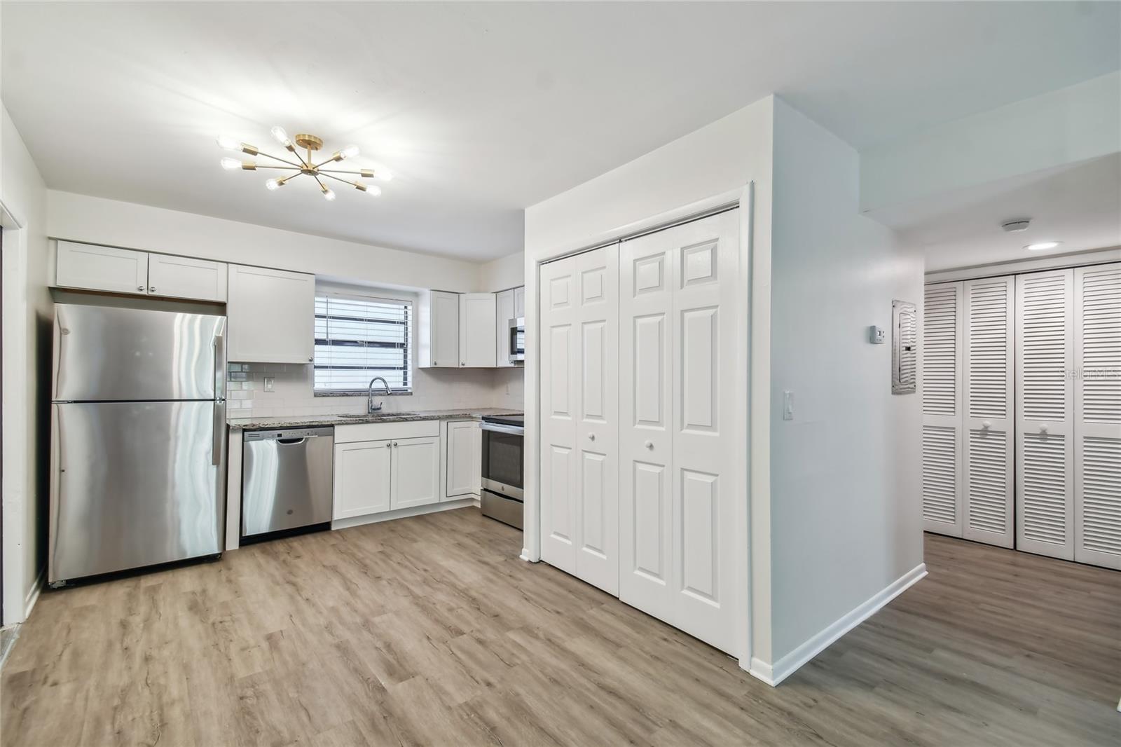 Image 20 of 31 For 3810 Cleveland Street B