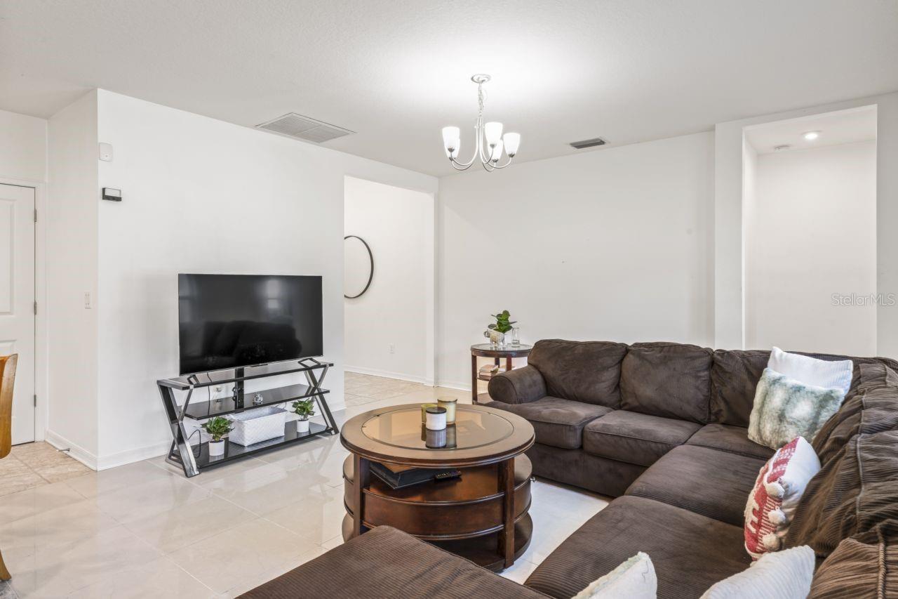 Image 14 of 61 For 571 Old Windsor Way