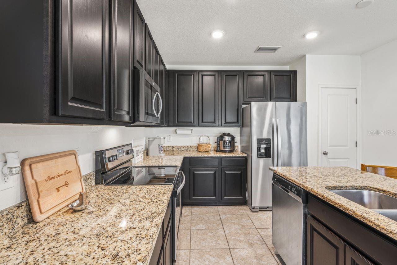 Image 18 of 61 For 571 Old Windsor Way