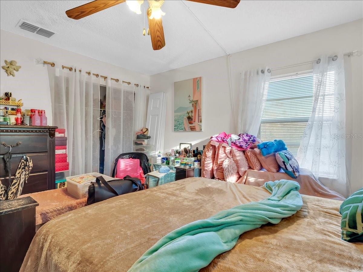 Listing photo id 11 for 7128 Waterside Drive 7128