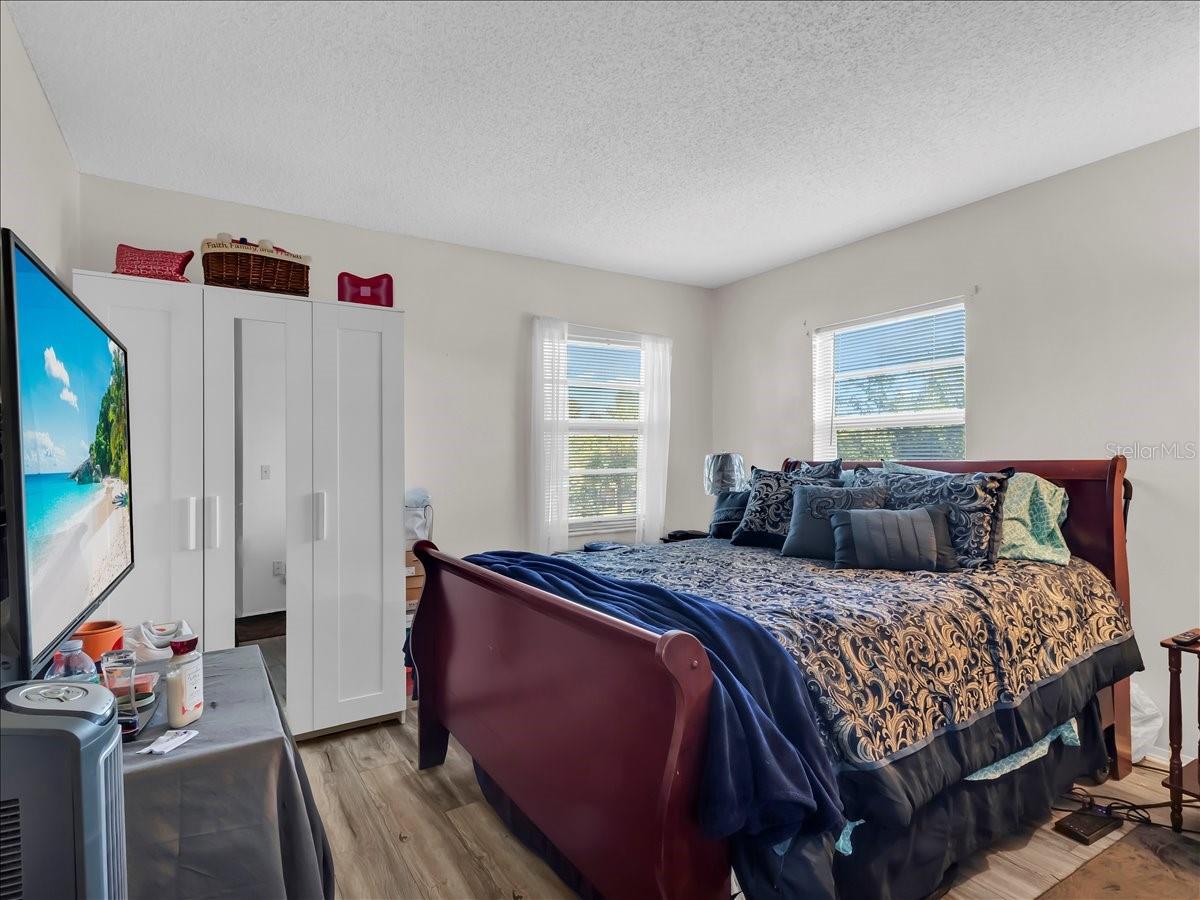 Listing photo id 13 for 7128 Waterside Drive 7128