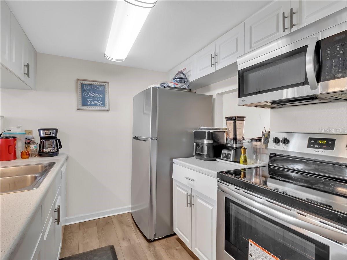 Listing photo id 2 for 7128 Waterside Drive 7128