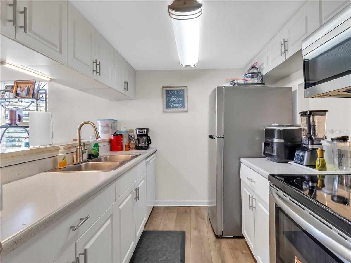 Listing photo id 3 for 7128 Waterside Drive 7128