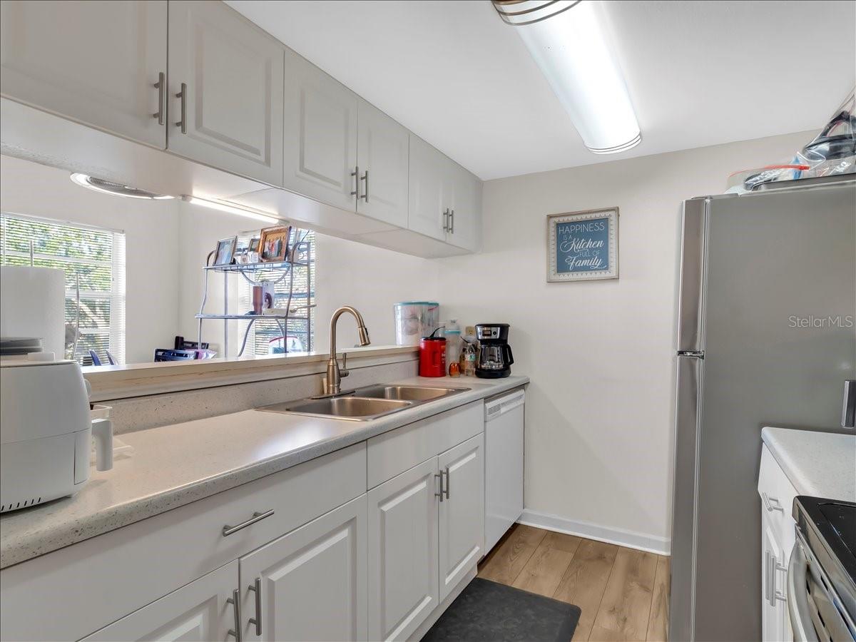 Listing photo id 4 for 7128 Waterside Drive 7128