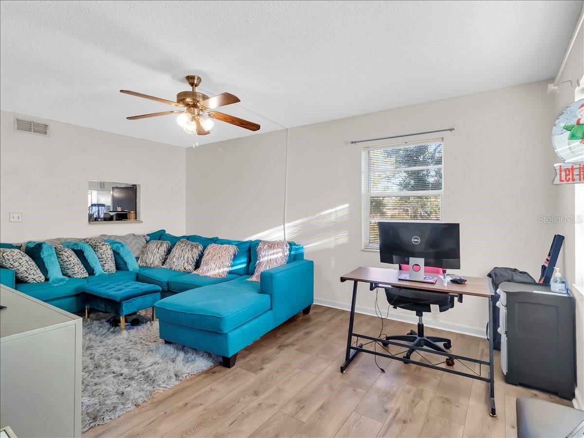 Listing photo id 7 for 7128 Waterside Drive 7128