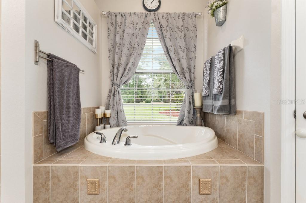 Image 20 of 36 For 19115 98th Loop