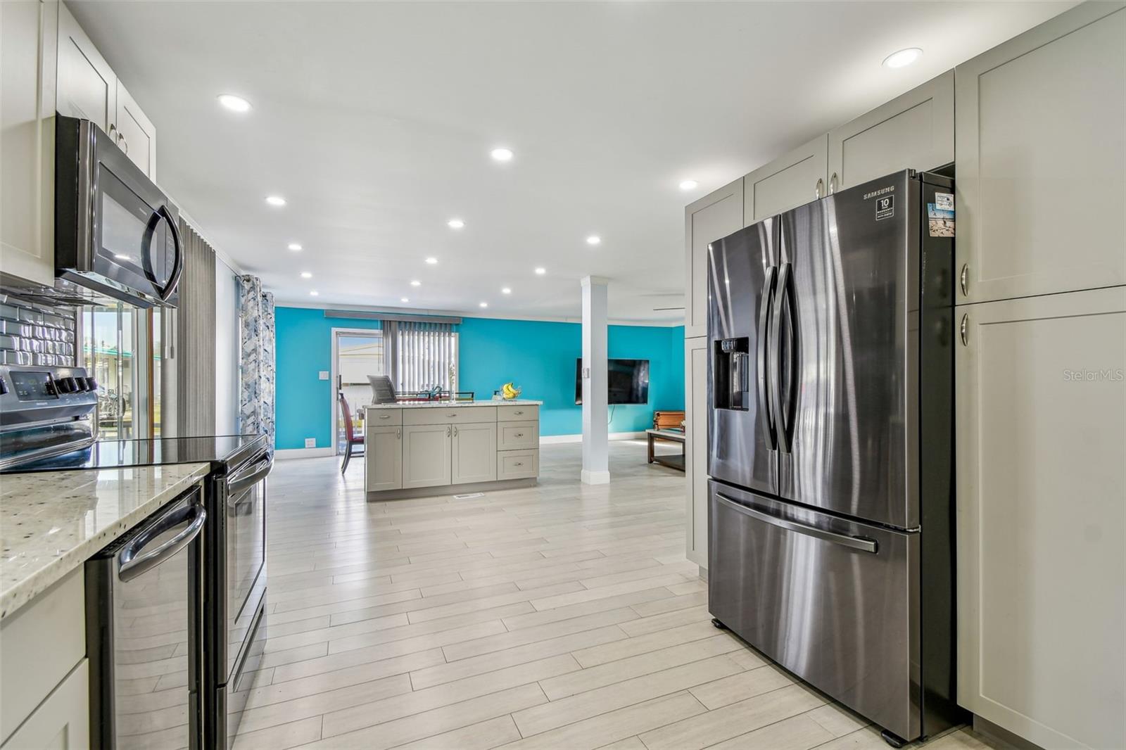 Image 11 of 73 For 12651 Seminole Boulevard 2c