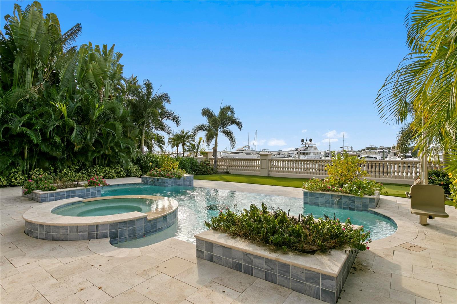 Listing photo id 9 for 5905 Beacon Shores Street