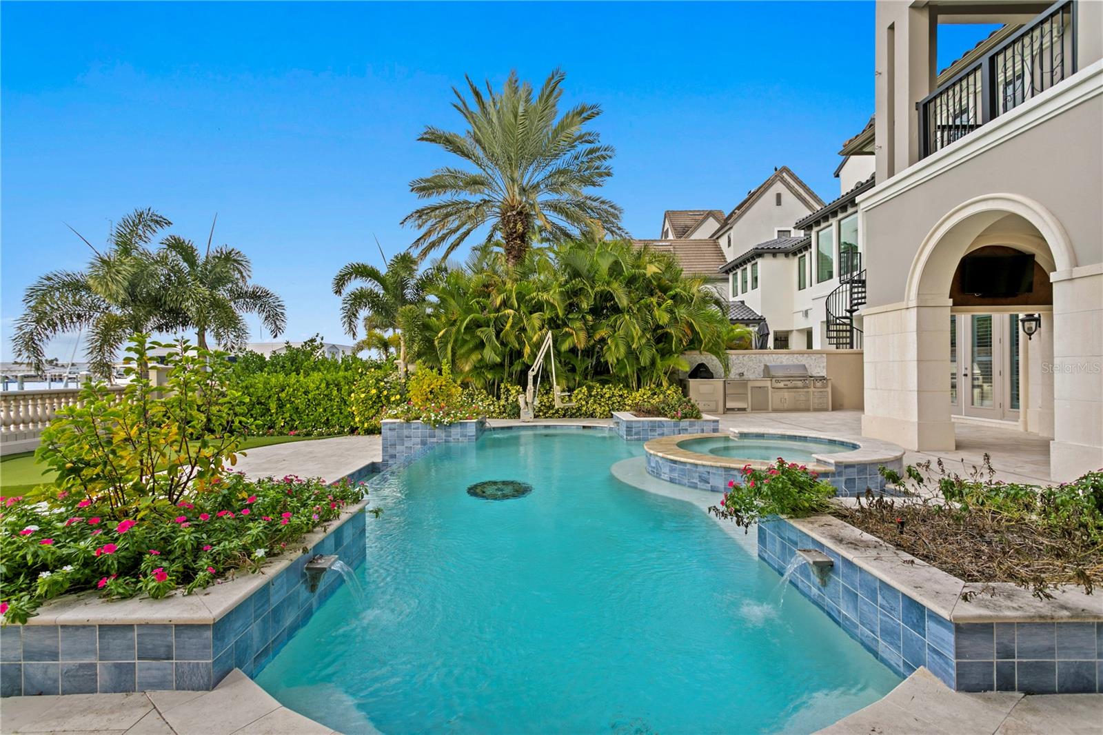 Listing photo id 10 for 5905 Beacon Shores Street