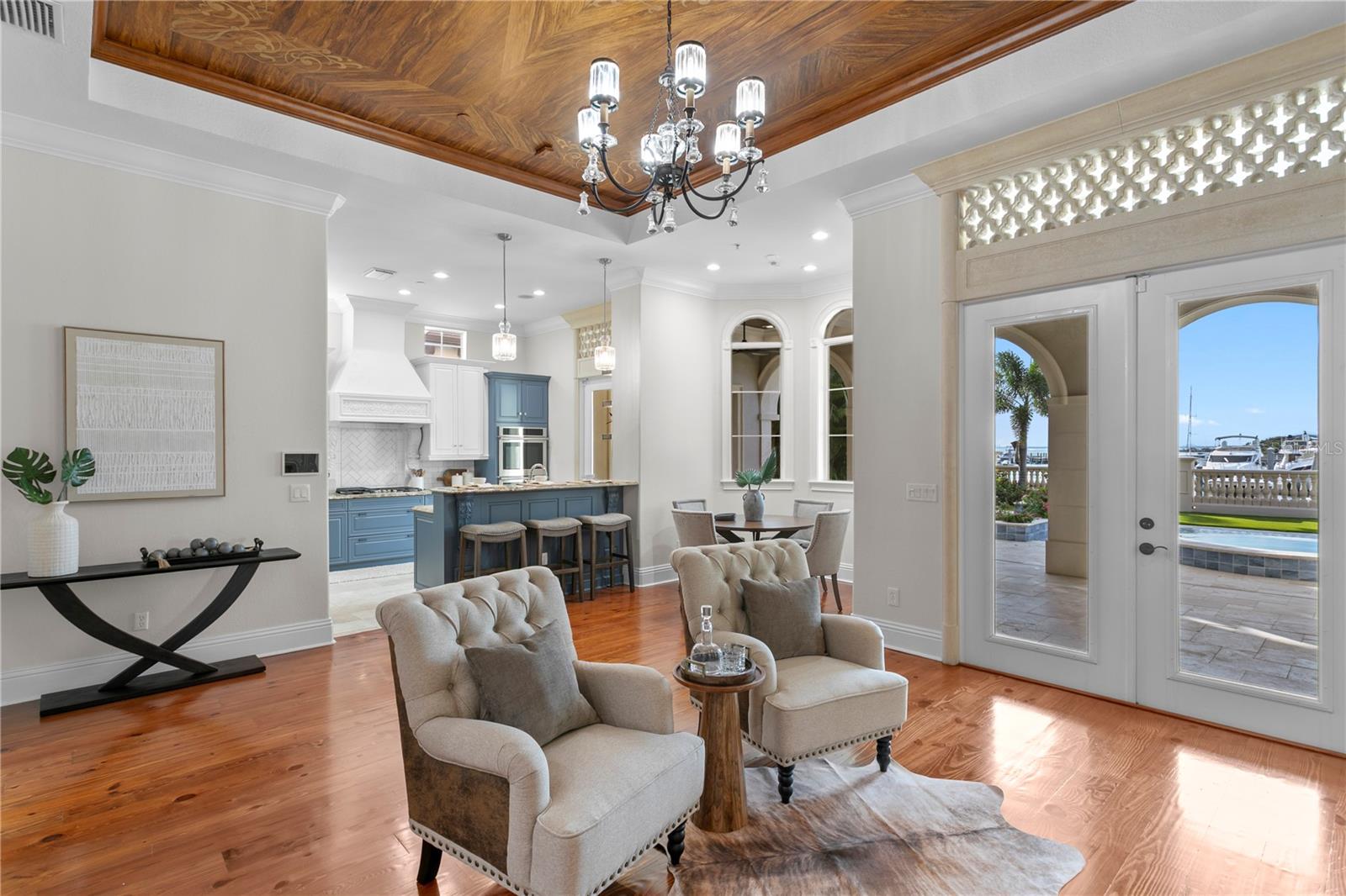 Listing photo id 17 for 5905 Beacon Shores Street