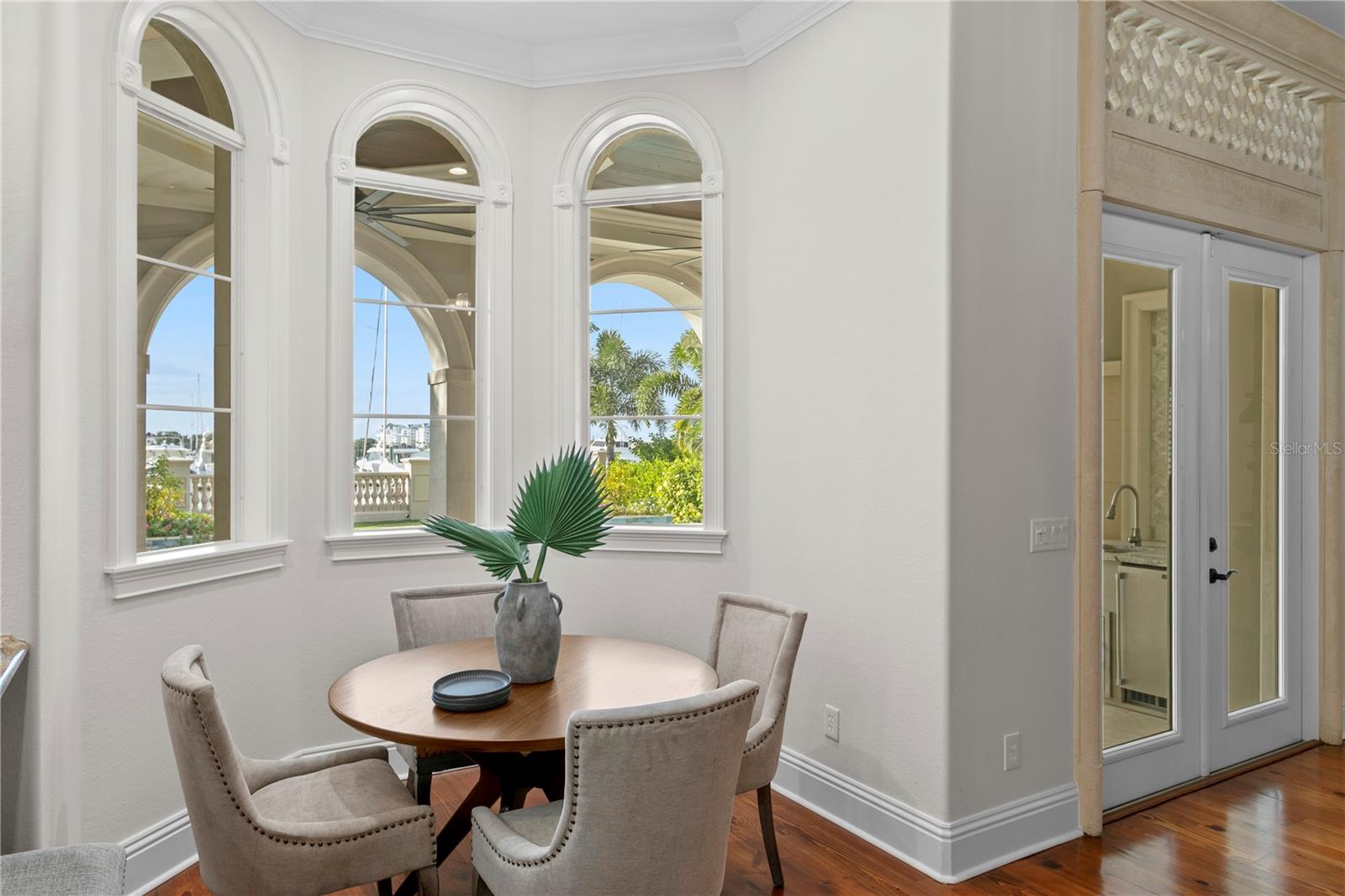 Listing photo id 19 for 5905 Beacon Shores Street