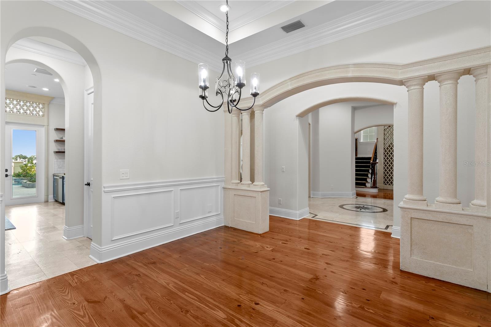 Listing photo id 25 for 5905 Beacon Shores Street